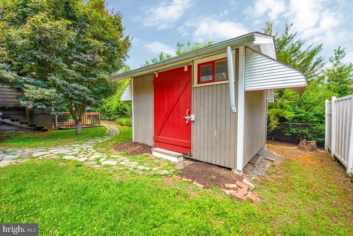 219 Lockwood Court photo 33