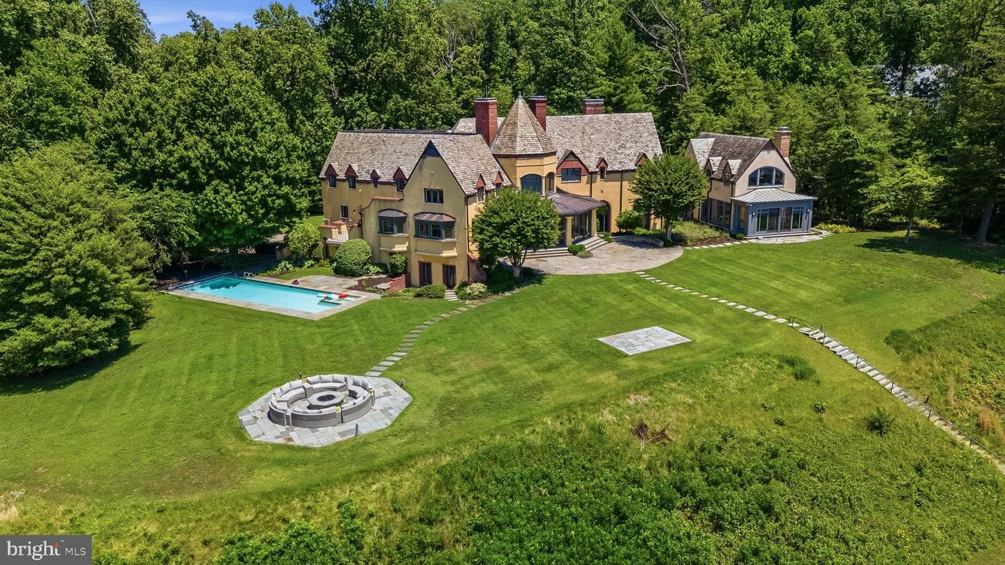 622 Magothy Road photo 1
