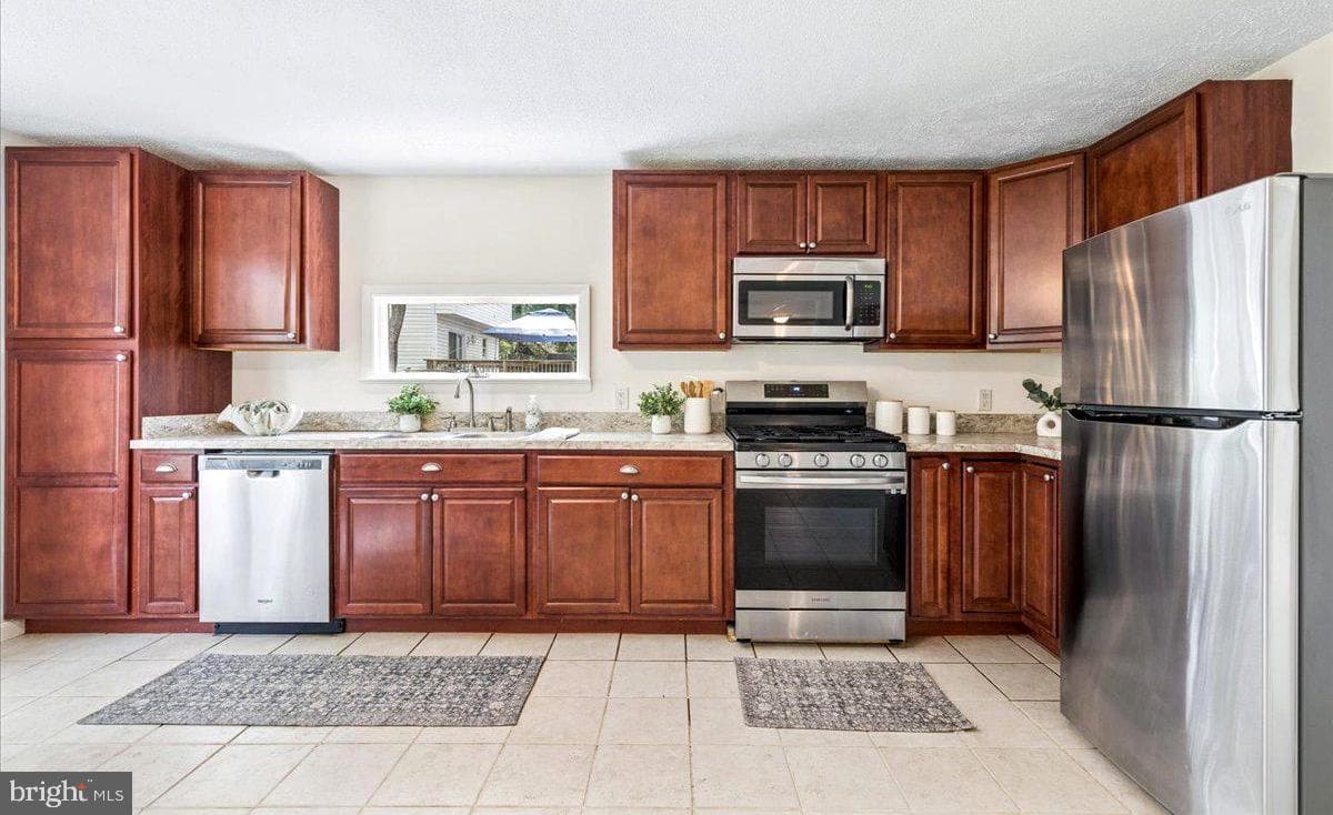 423 Shetlands Lane photo 3