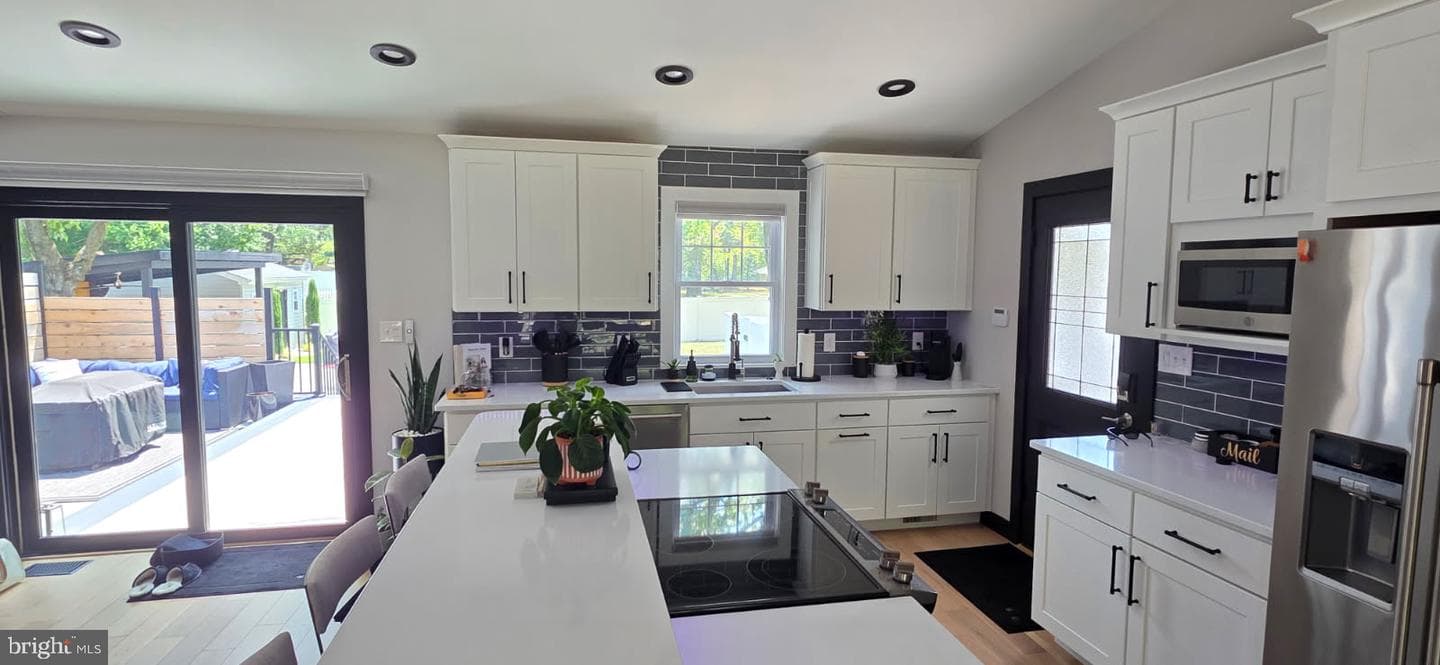 825 Elmhurst Road photo 9