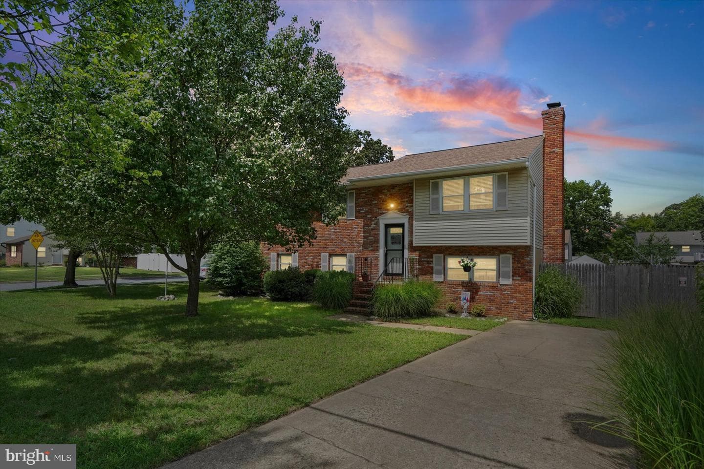 784 Stevenson Road photo 1