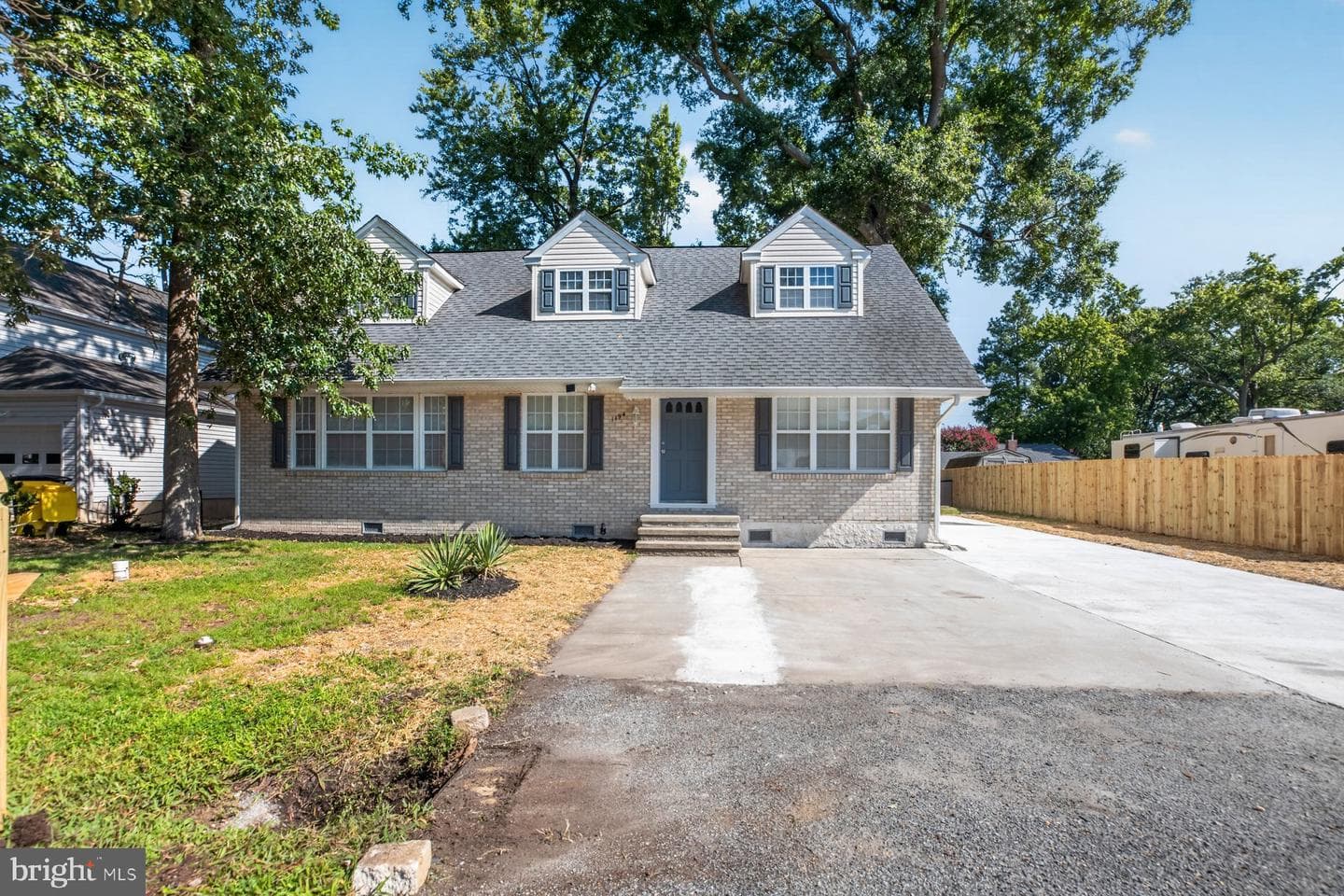 1194 Oak Avenue photo 1