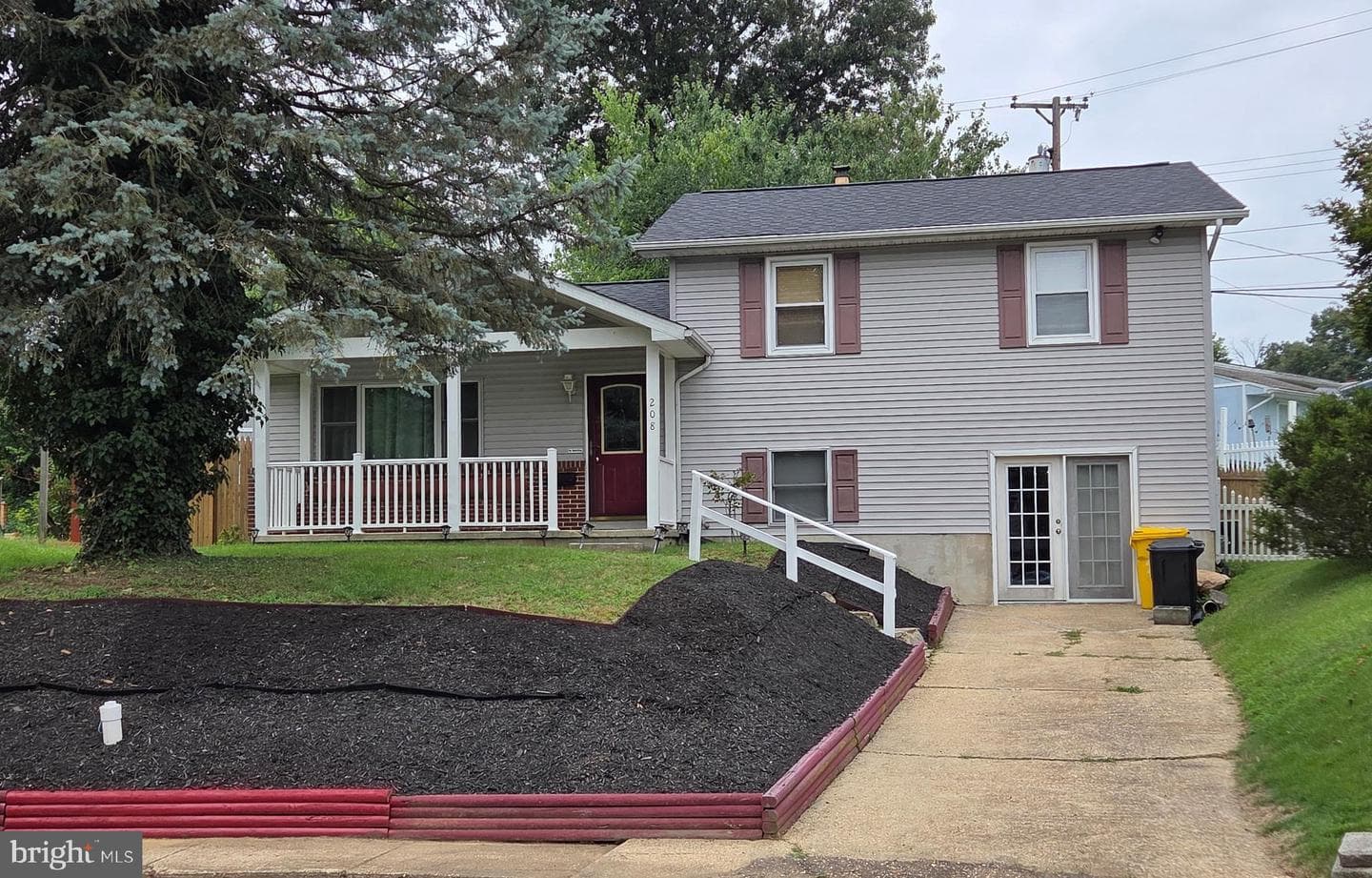 208 Devon Court photo 1