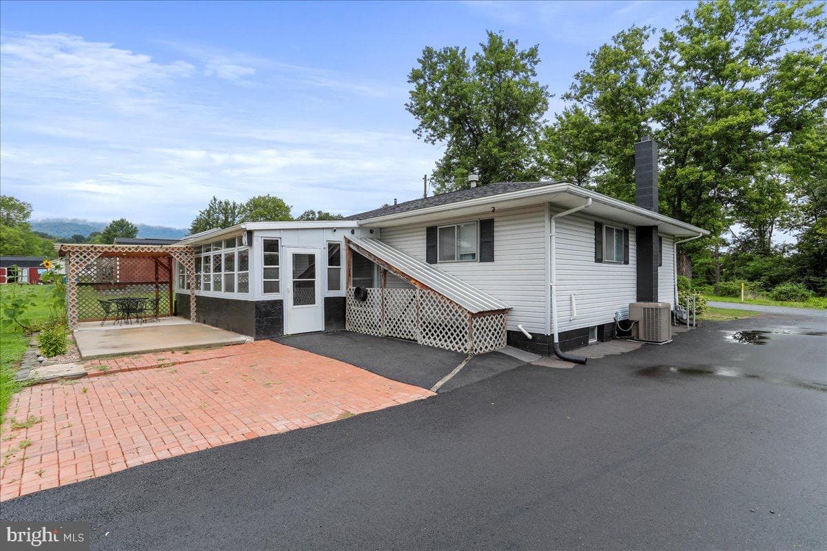15906 Llewellyn Avenue photo 3