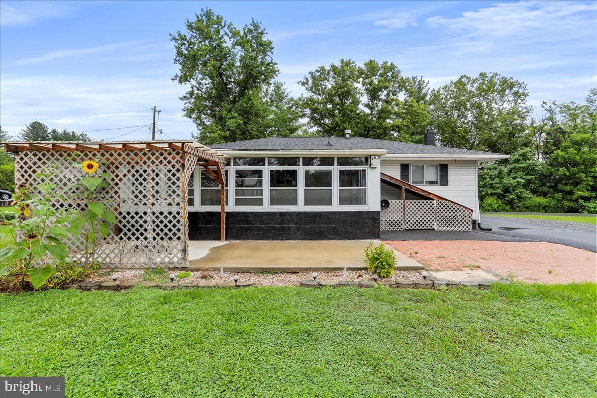 15906 Llewellyn Avenue photo 4