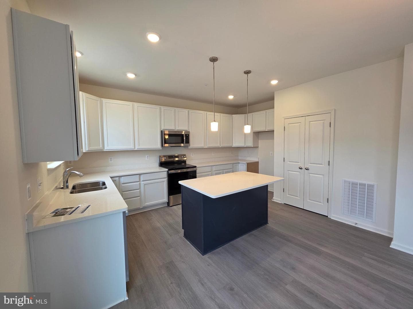 Skyview Drive W photo 7