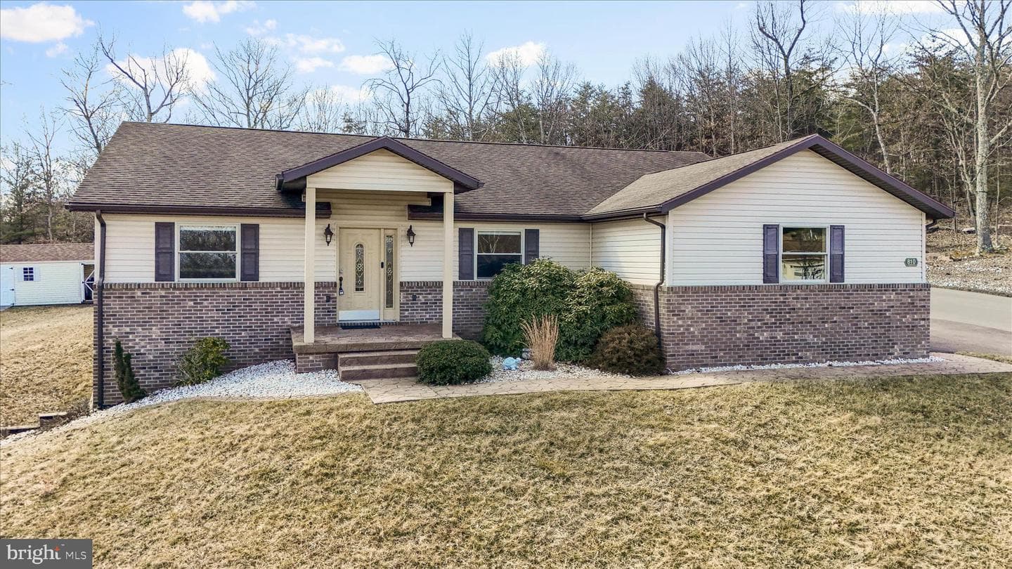 810 Arrowhead Trail