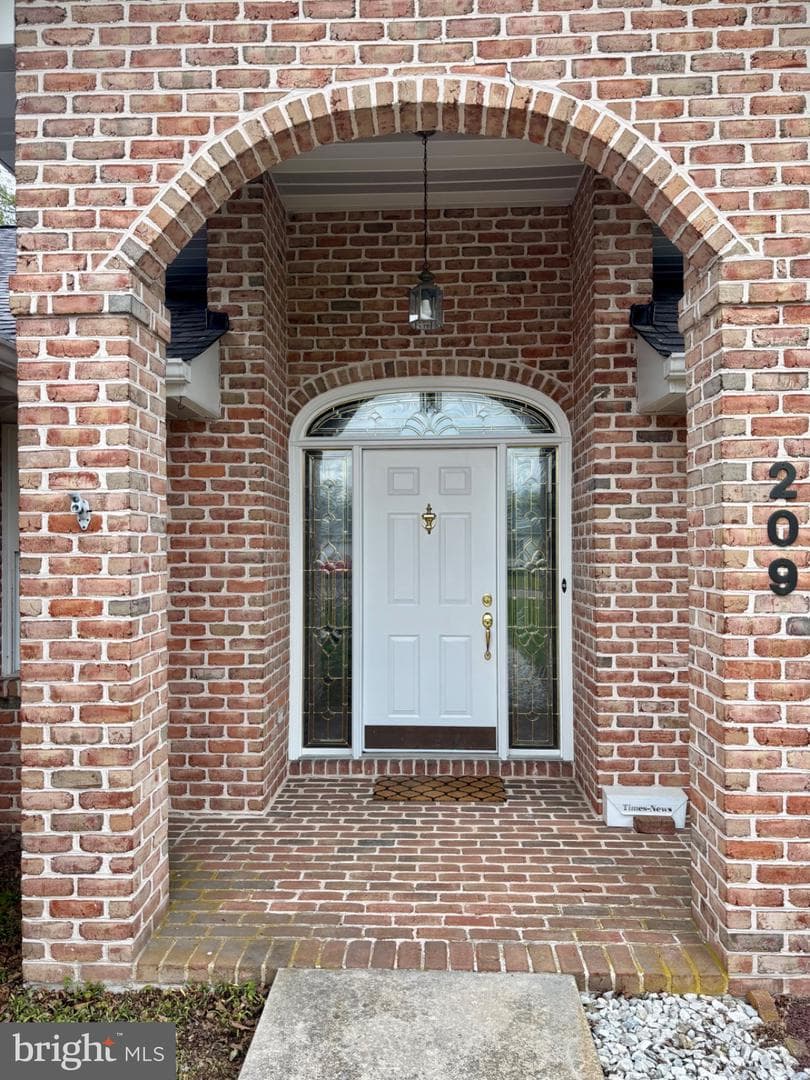 209 James Court photo 3