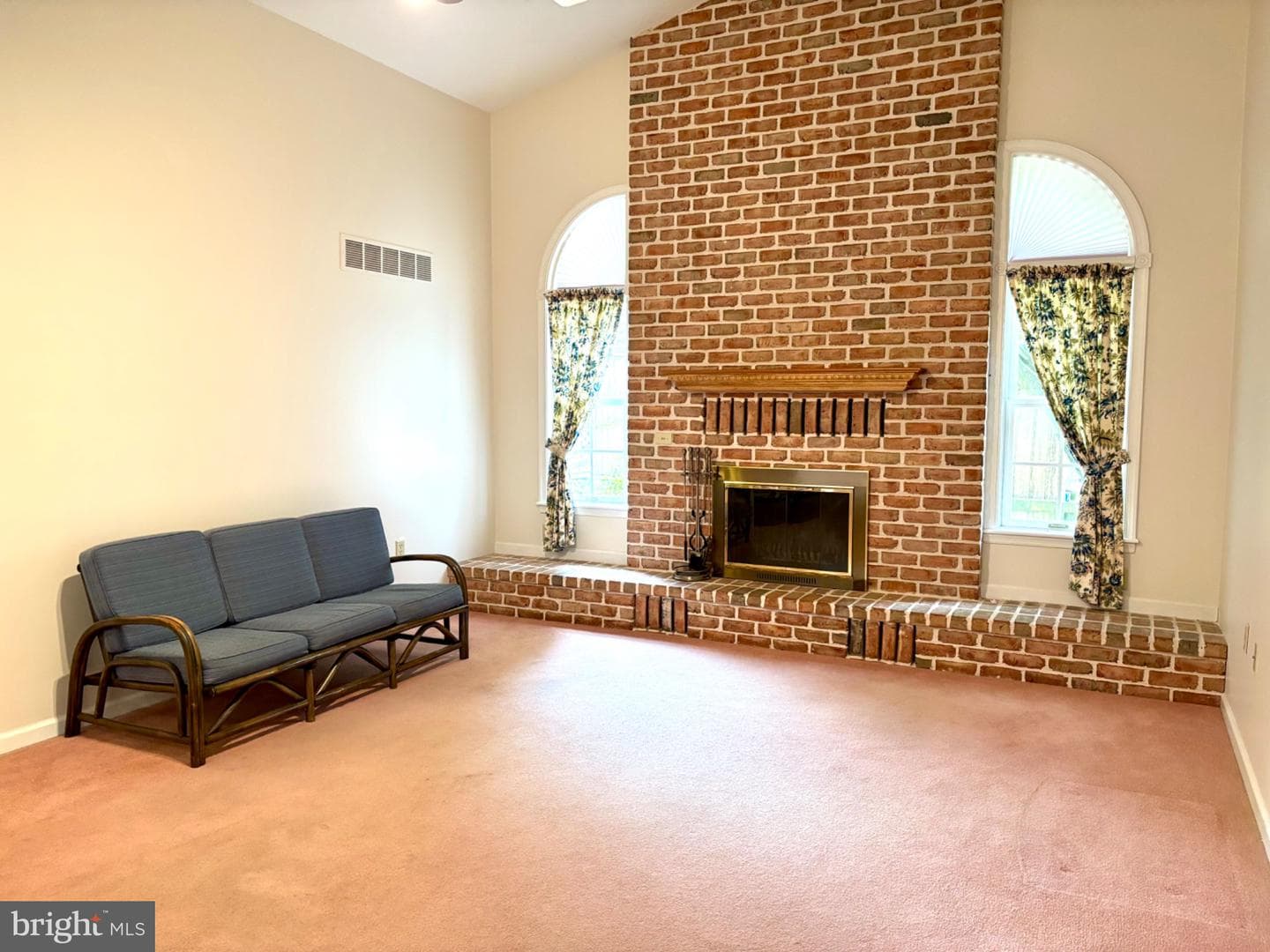 209 James Court photo 4