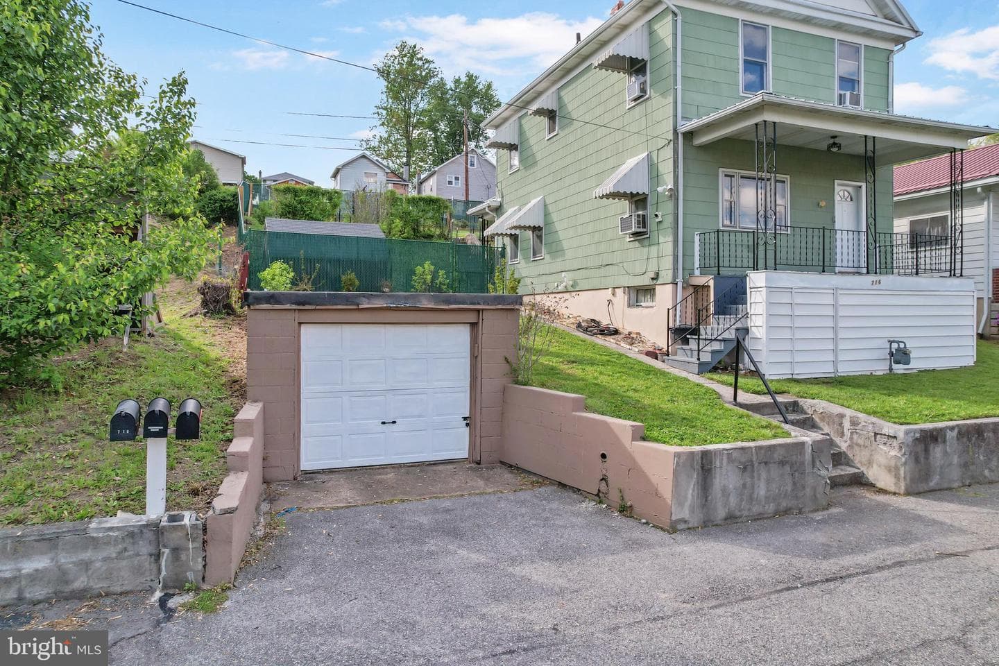 716 Yale Street photo 28