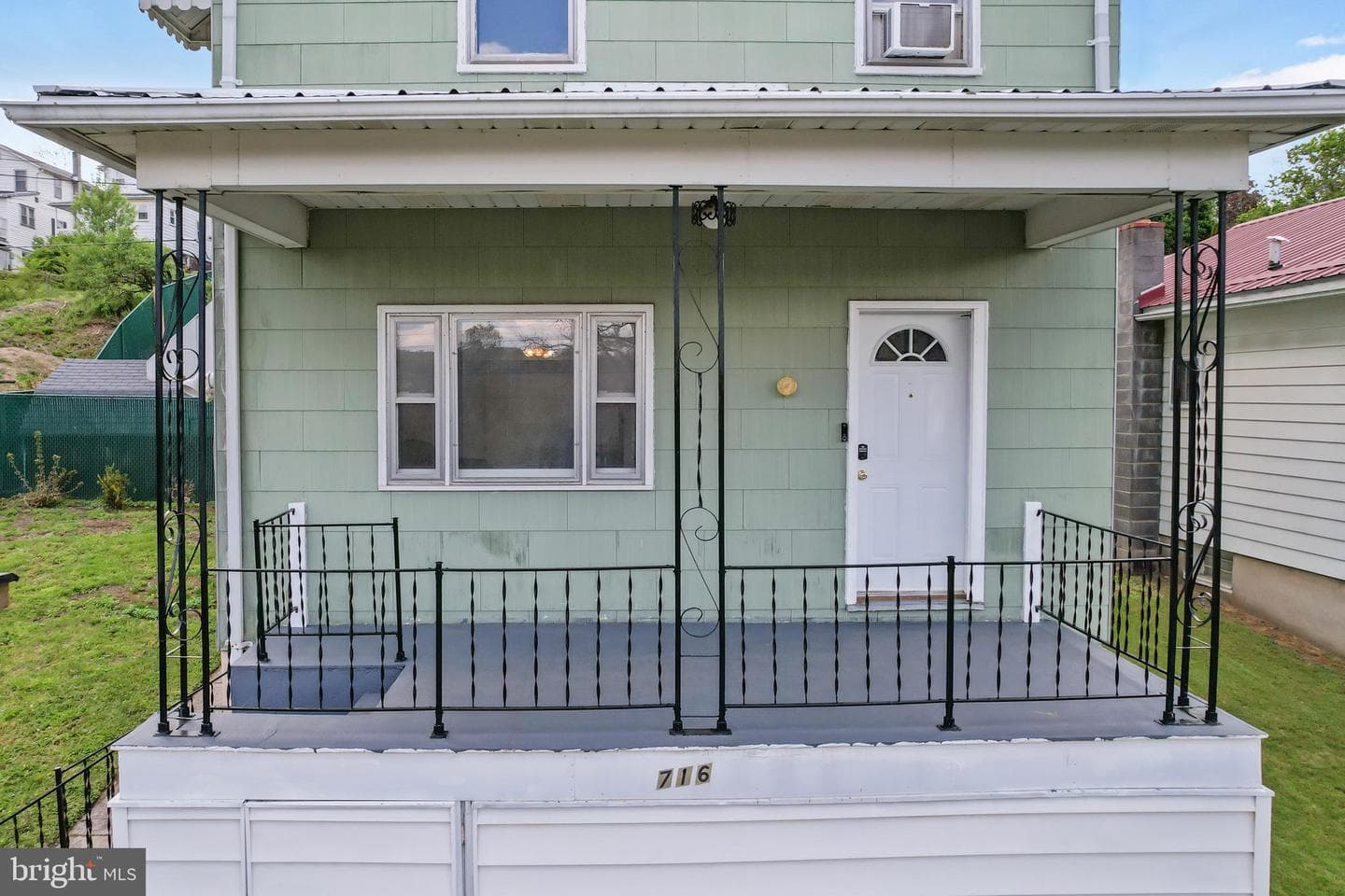 716 Yale Street photo 30