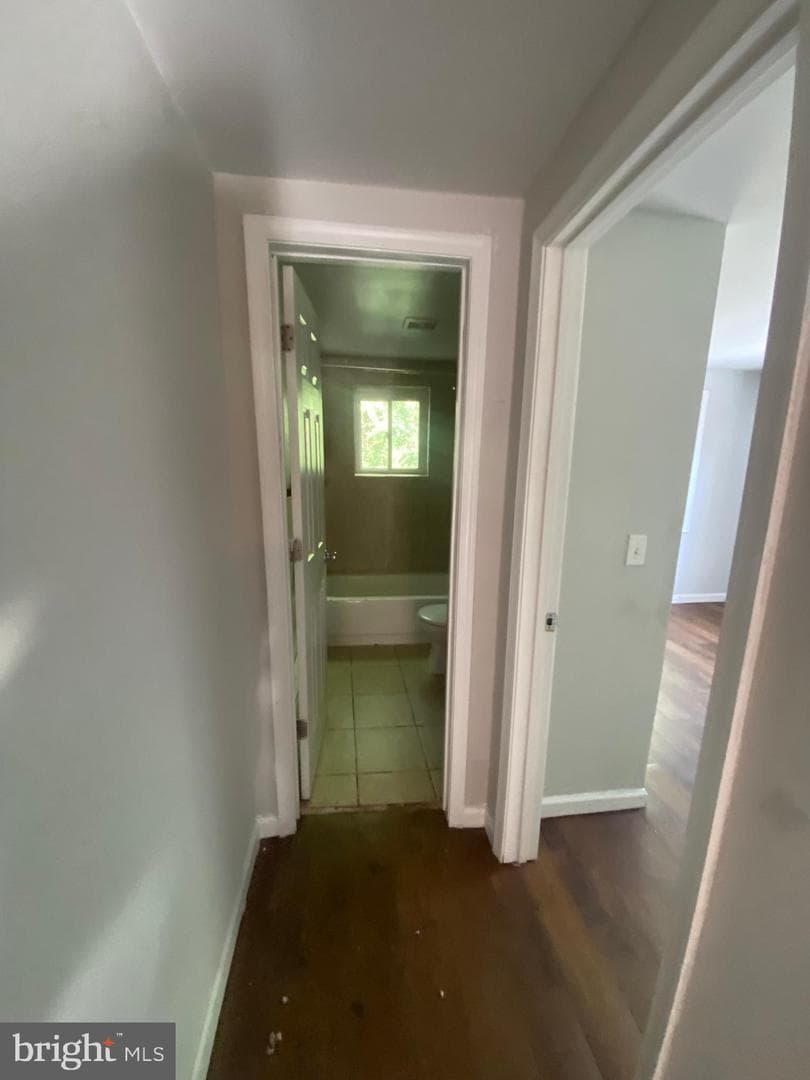 652 Baker Street photo 29