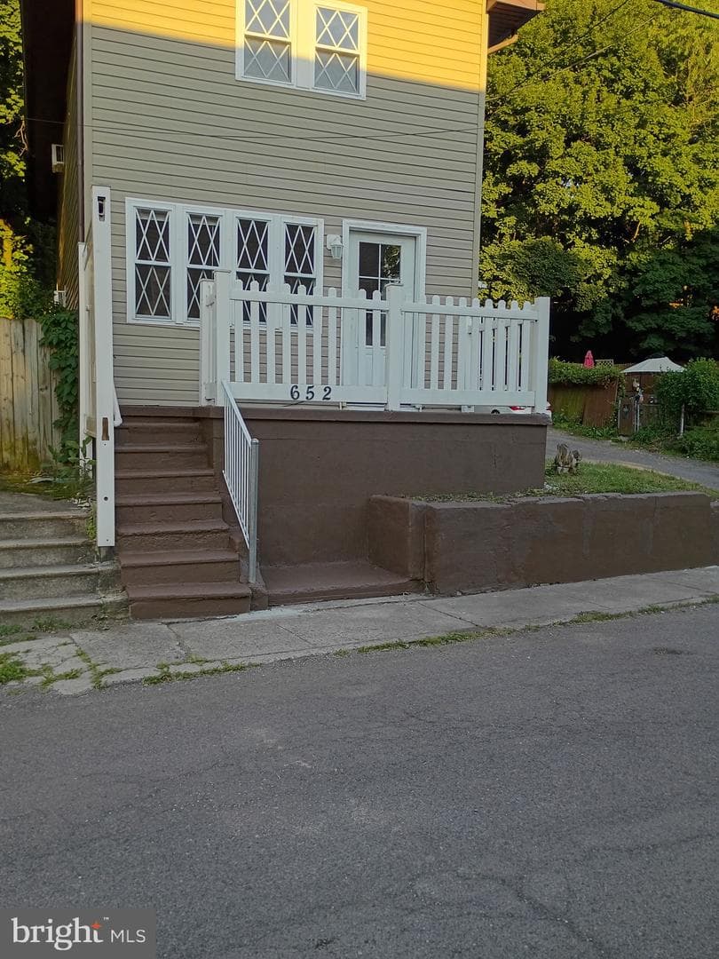 652 Baker Street photo 3