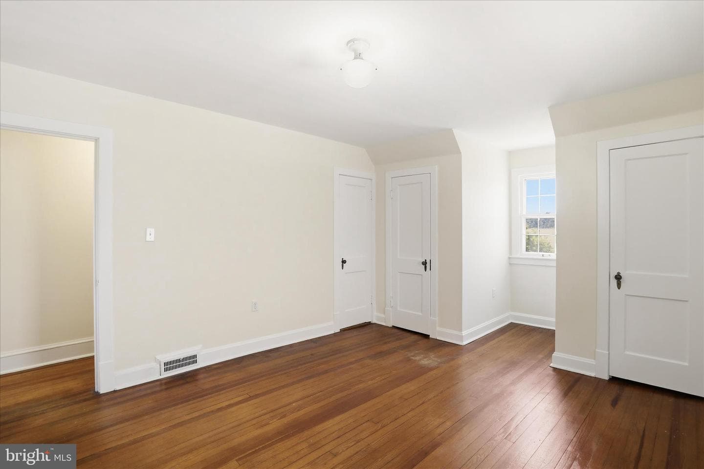 808 Memorial Avenue photo 24