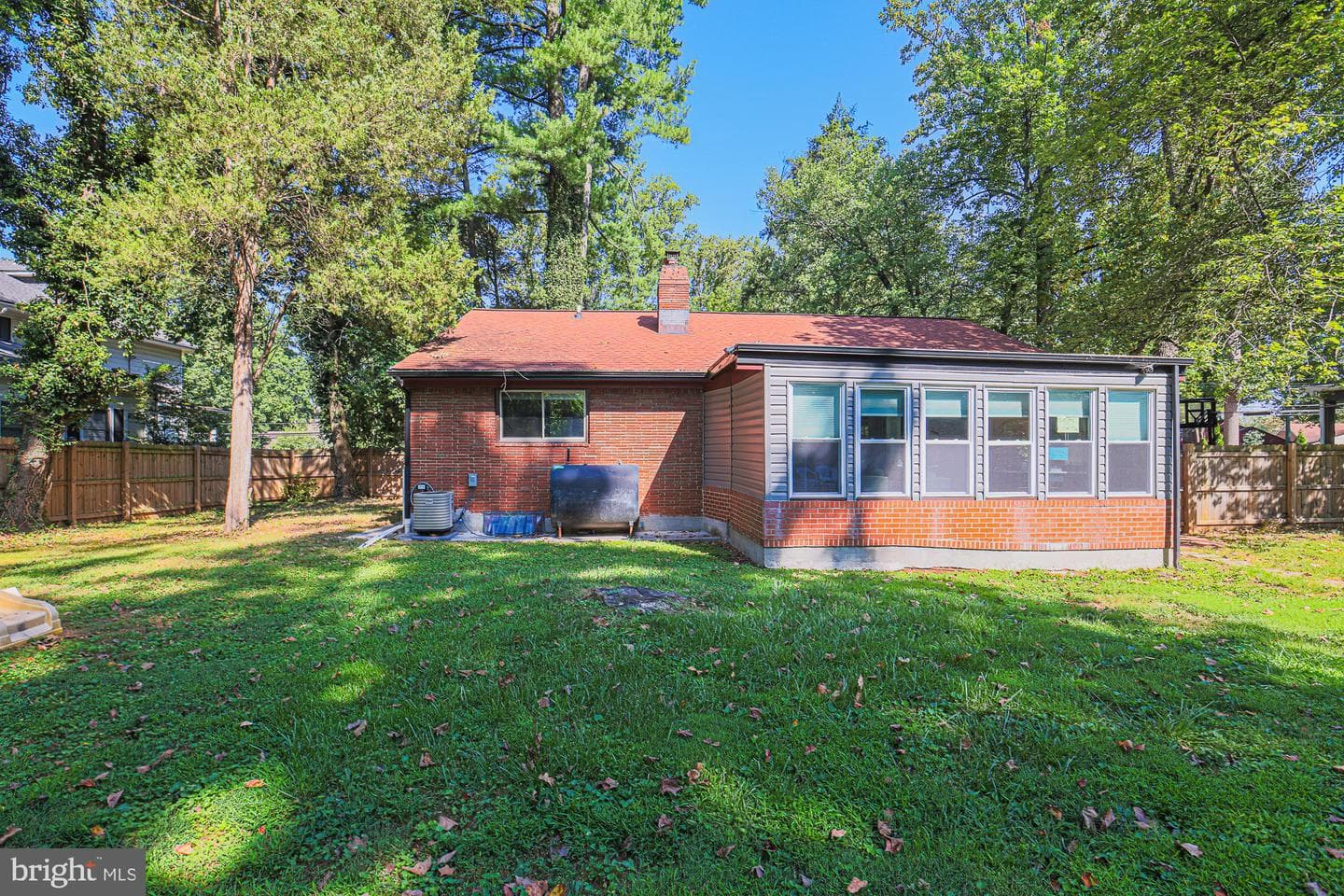 2827 W Strathmore Avenue photo 43