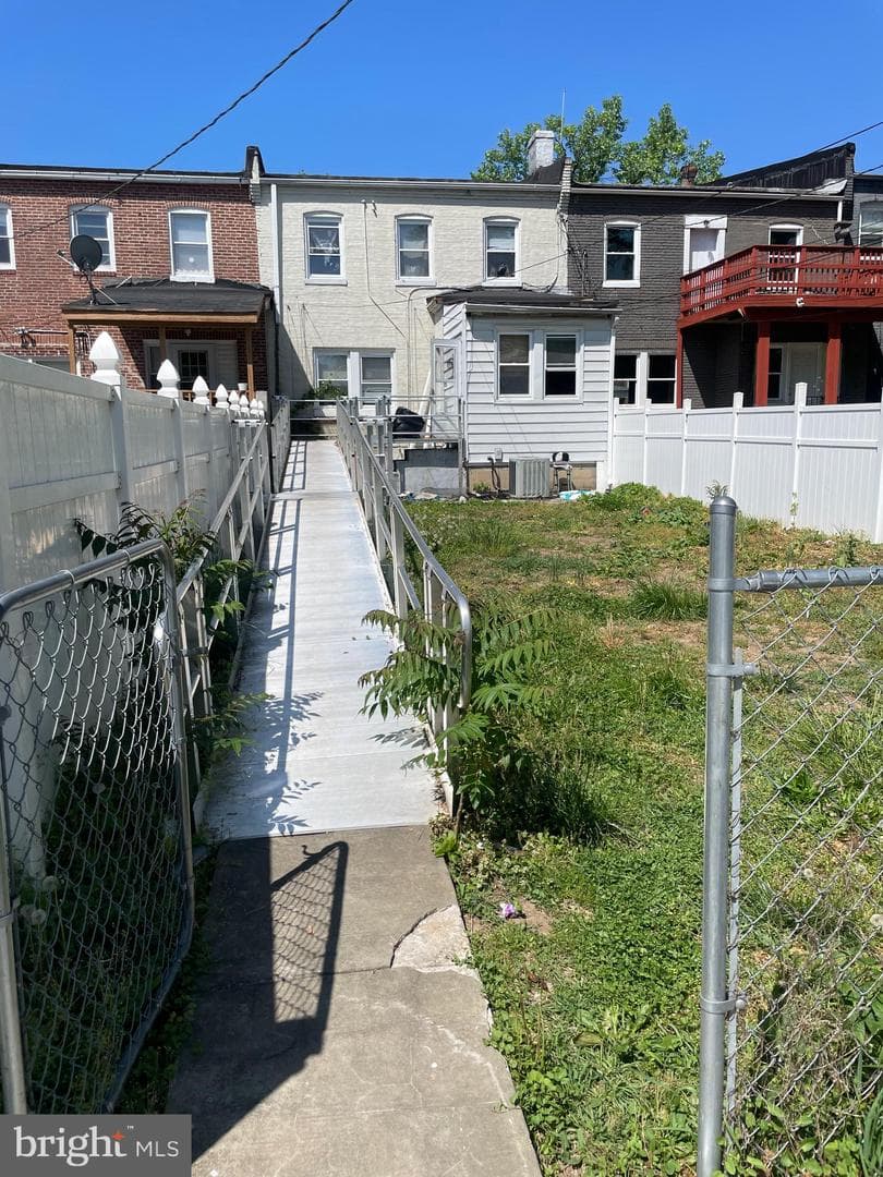 421 Rosecroft Terrace photo 2