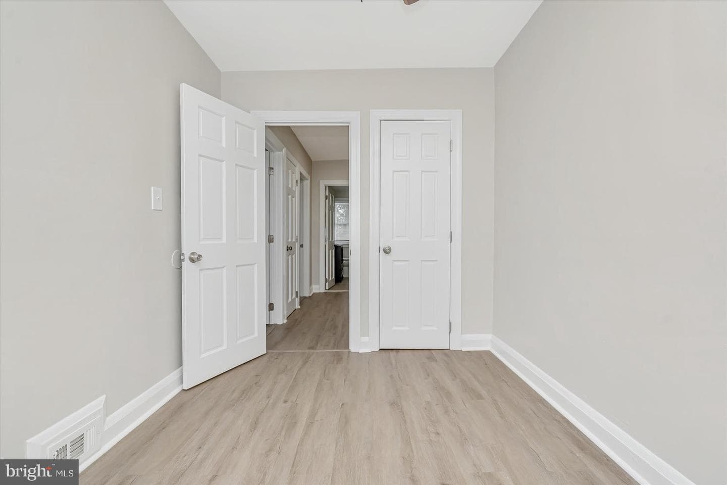 1571 Winston Avenue photo 22