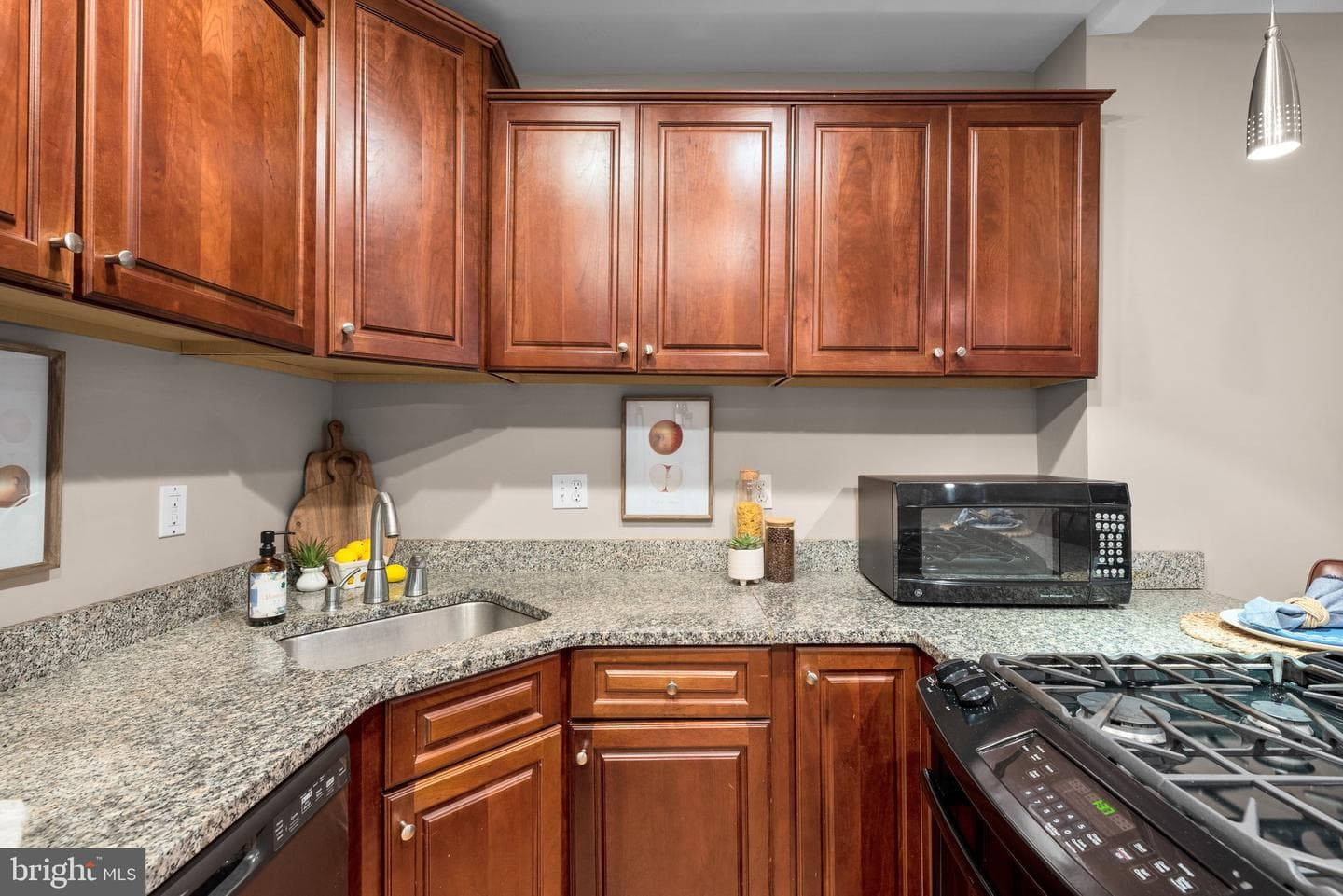 127 Cross Street E photo 12