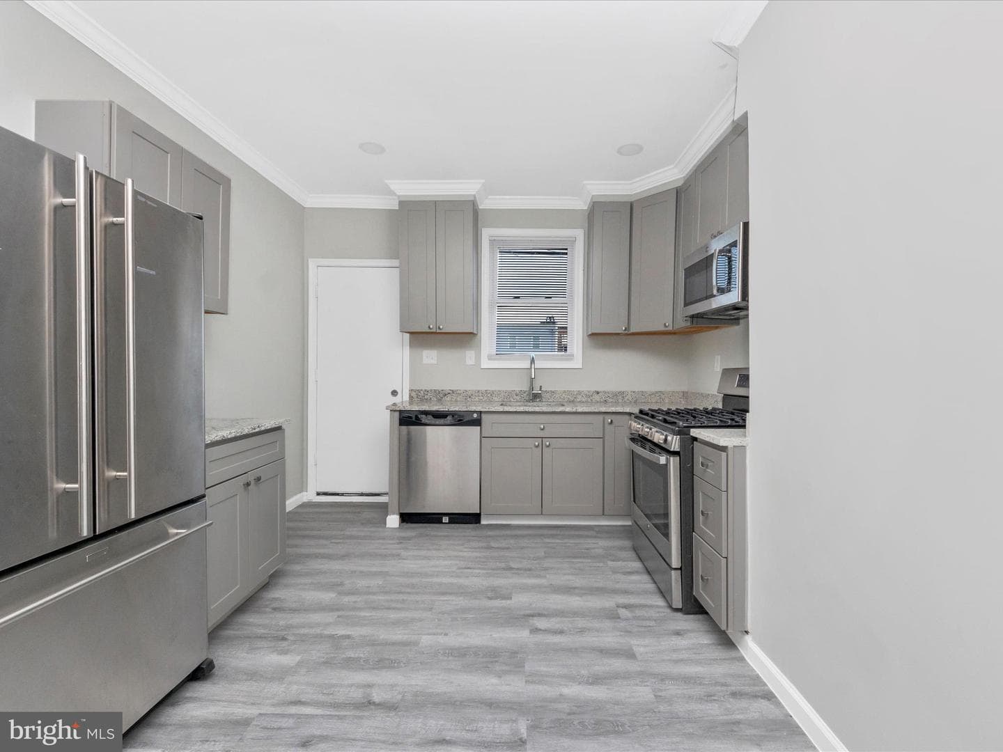 443 Robinson Street N photo 10