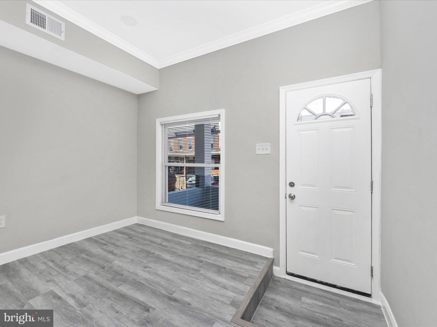 443 Robinson Street N photo 2