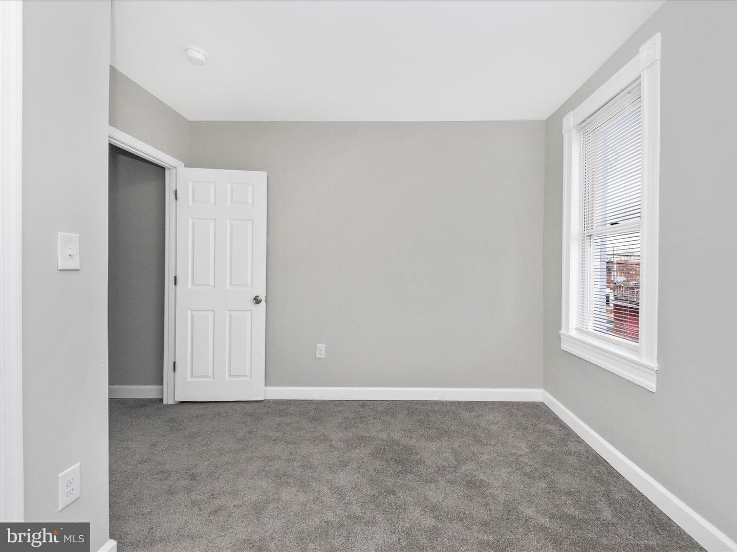 443 Robinson Street N photo 23