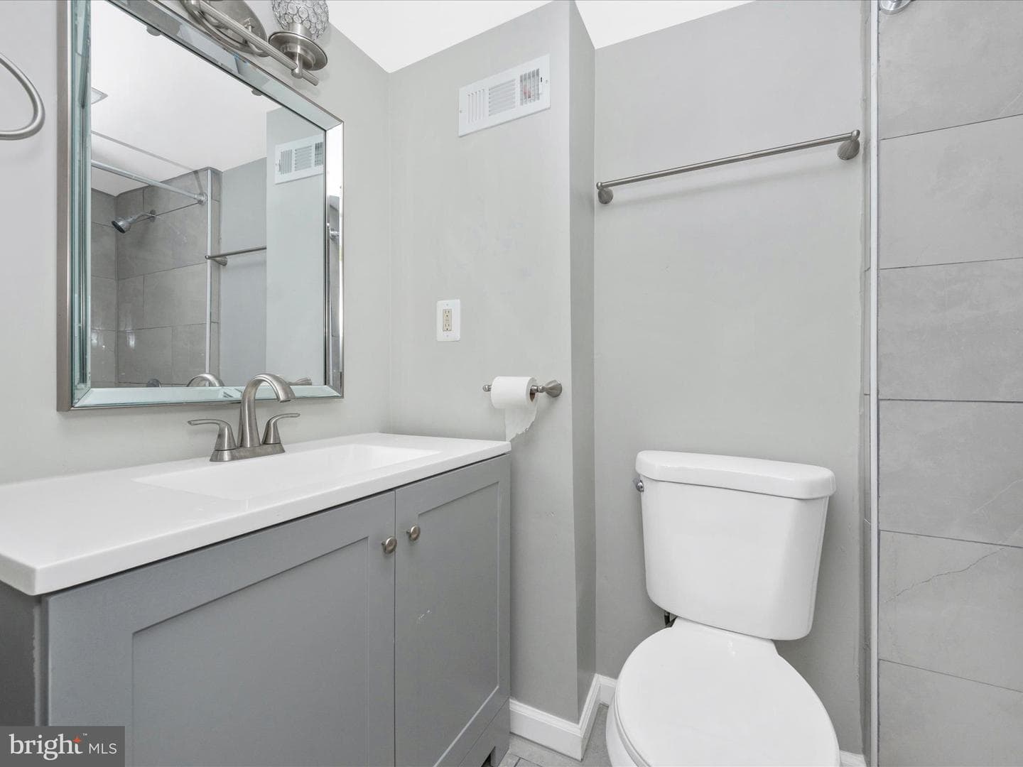 443 Robinson Street N photo 35