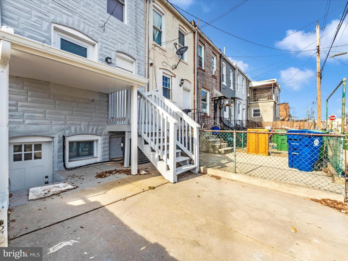 443 Robinson Street N photo 42
