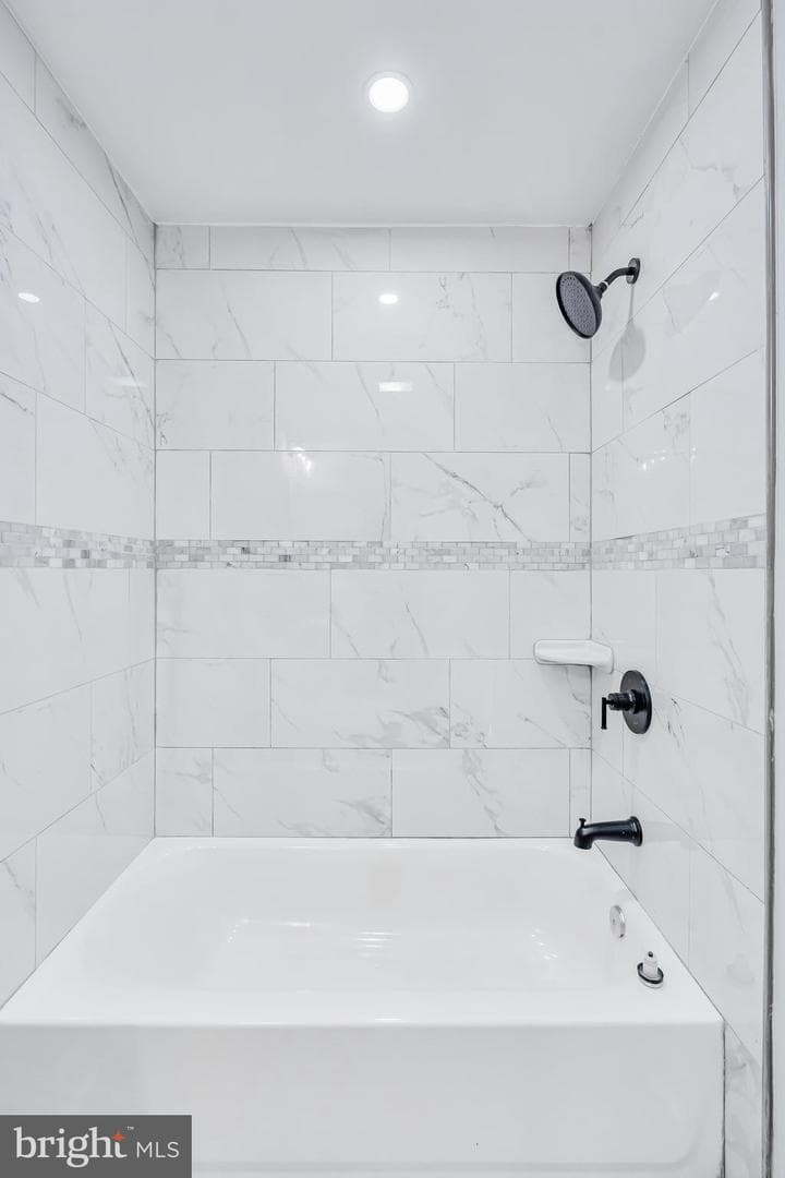 892 Lombard Street W photo 16