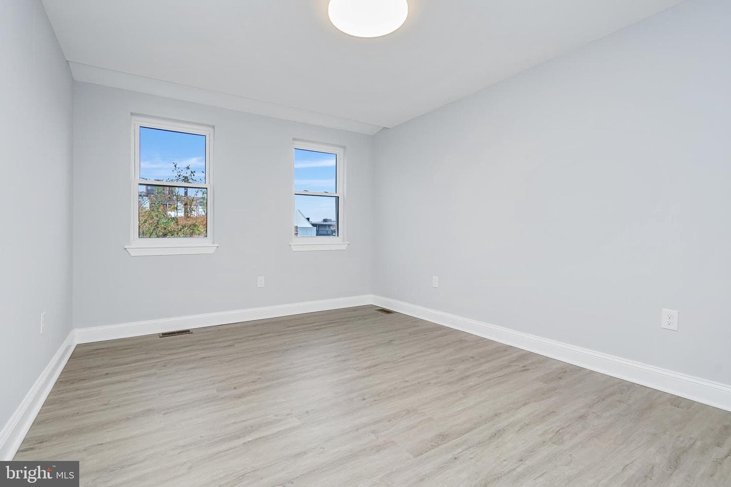892 Lombard Street W photo 20
