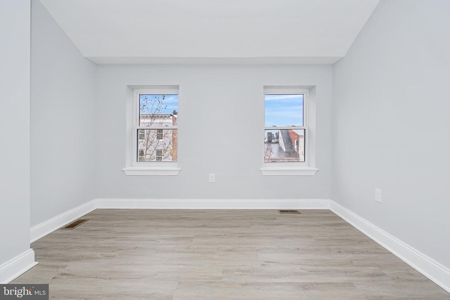 892 Lombard Street W photo 24