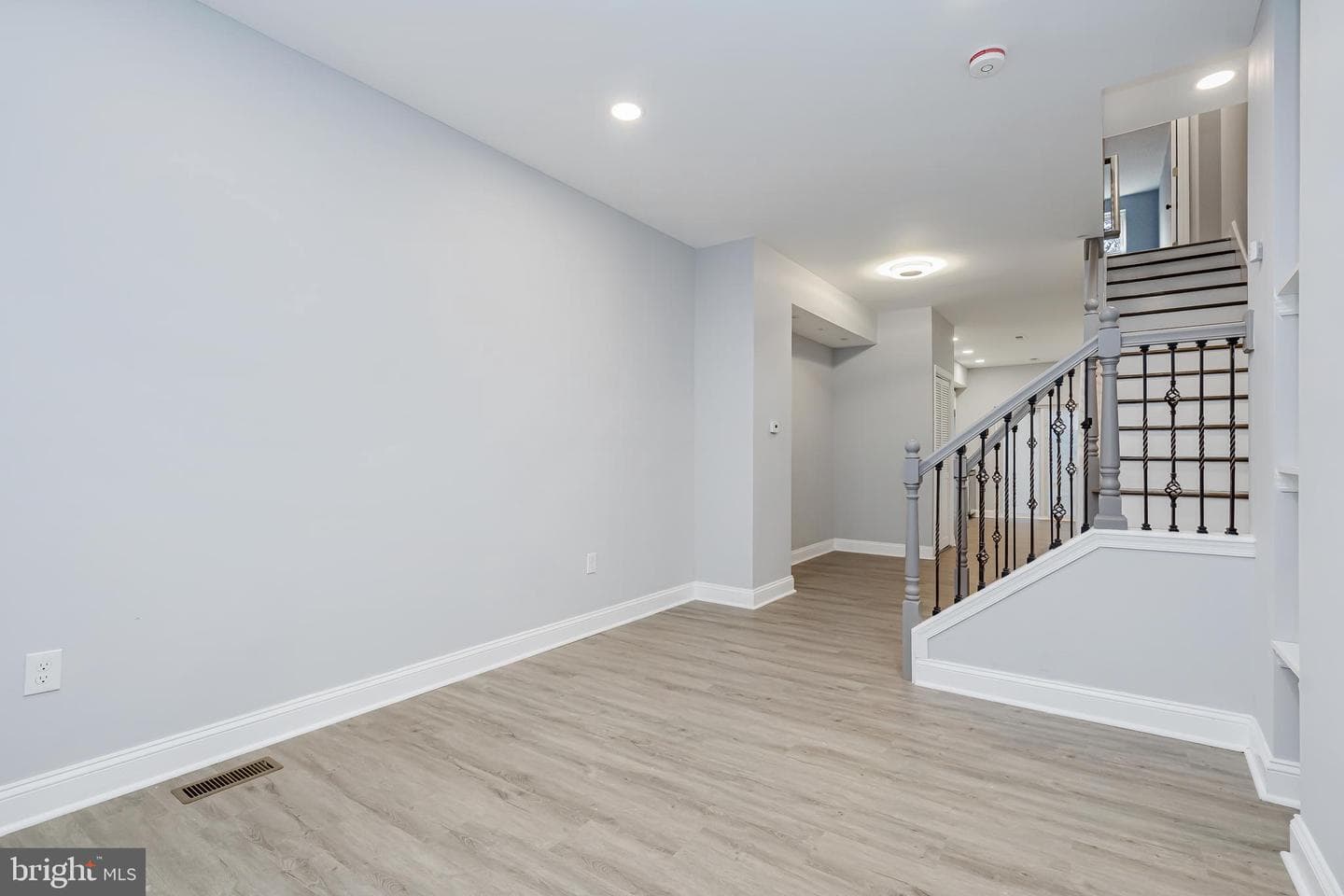 892 Lombard Street W photo 4