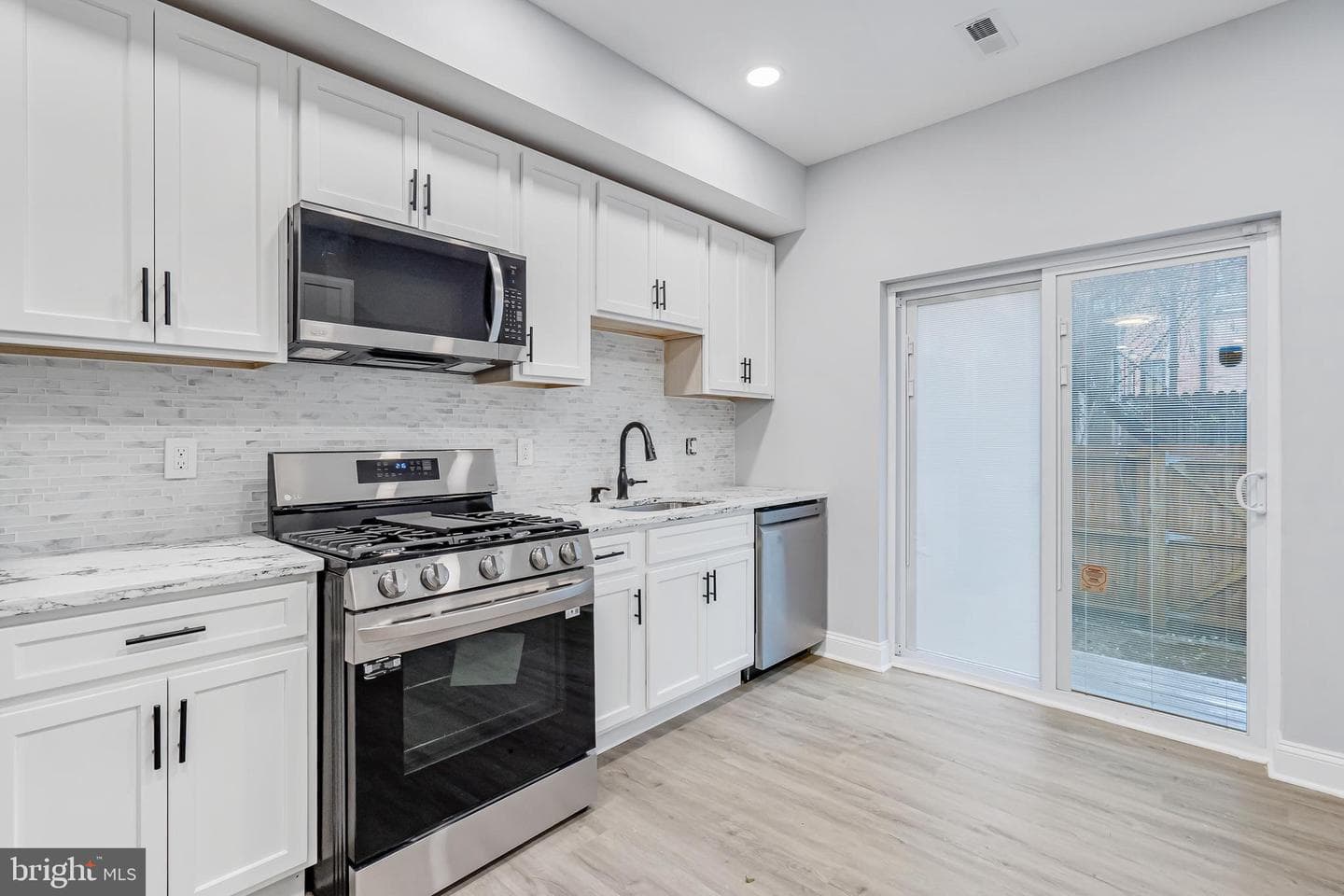 892 Lombard Street W photo 9