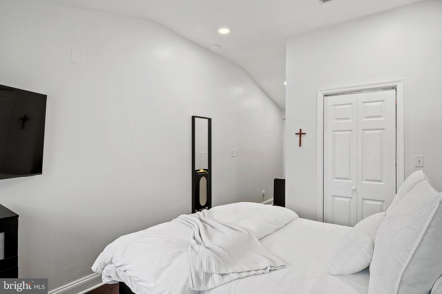 2404 Foster Avenue photo 21