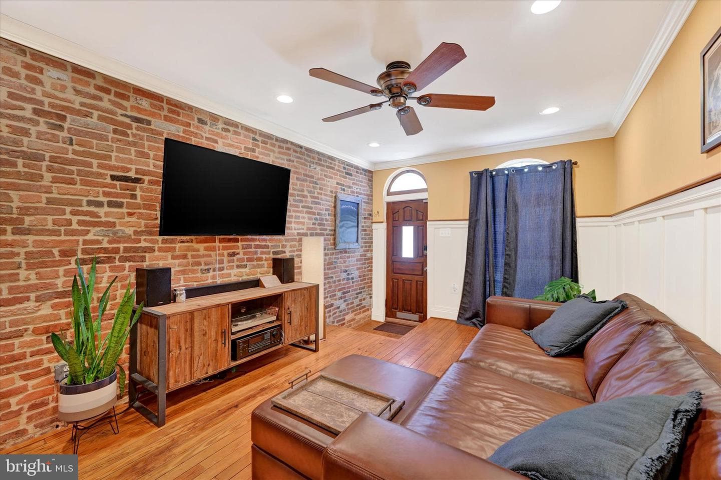 1437 Henry Street photo 4