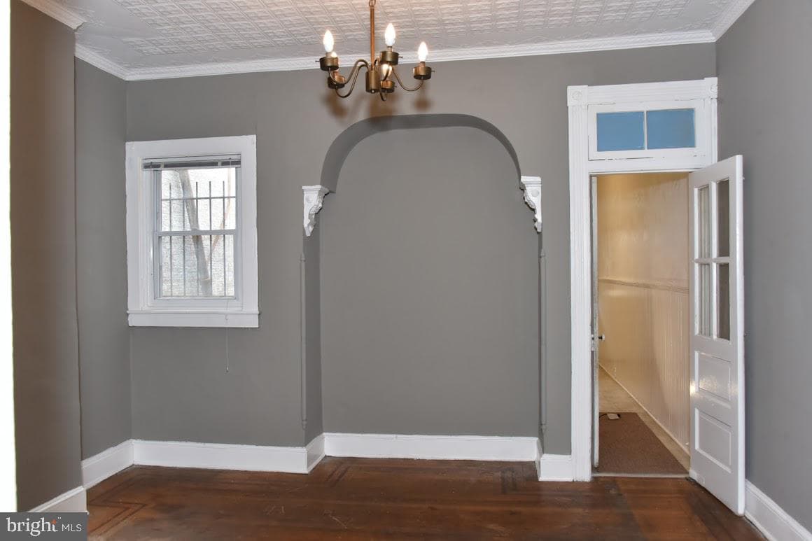 2033 N Fulton Avenue photo 4
