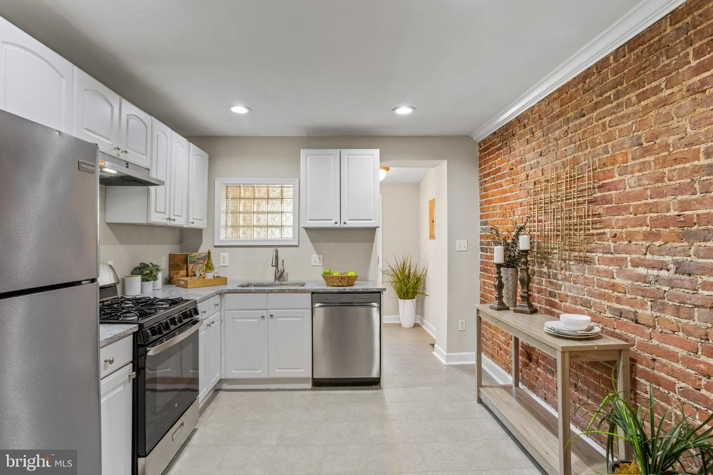 1432 Andre Street photo 7