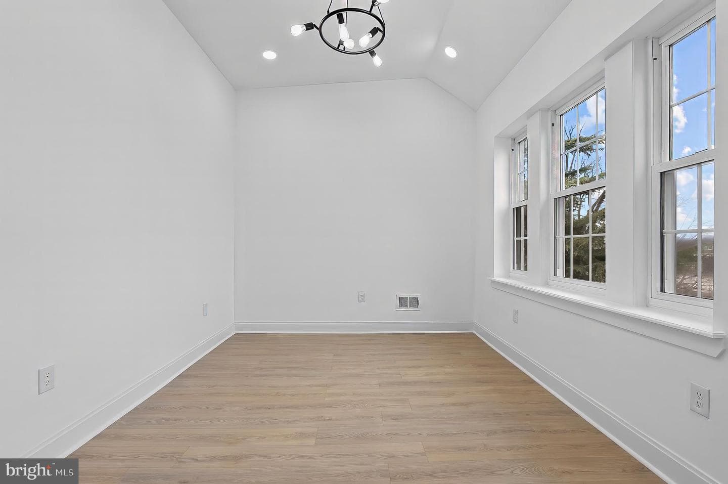 2140 Mount Royal Terrace photo 16