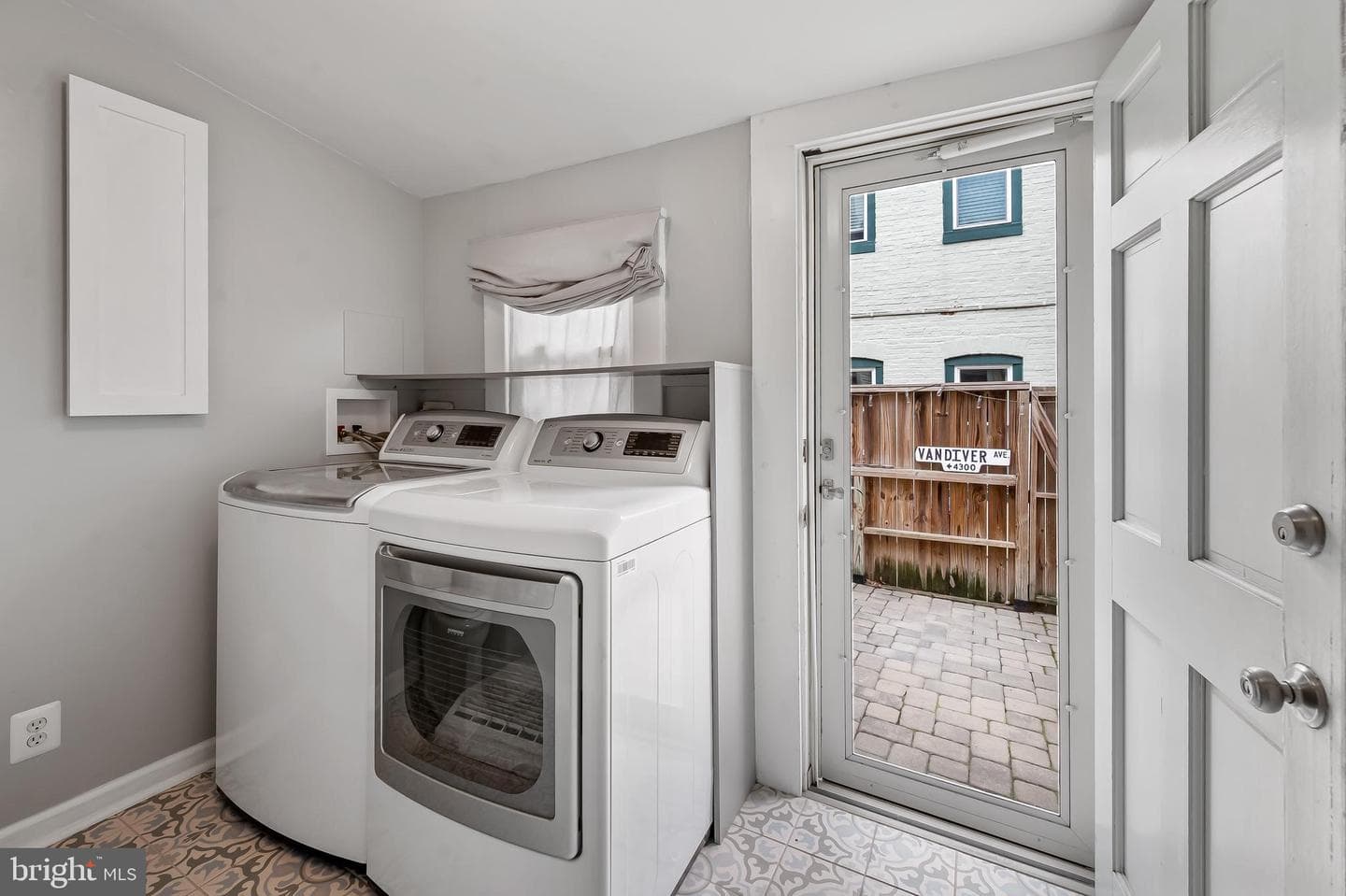 1045 Riverside Avenue photo 14