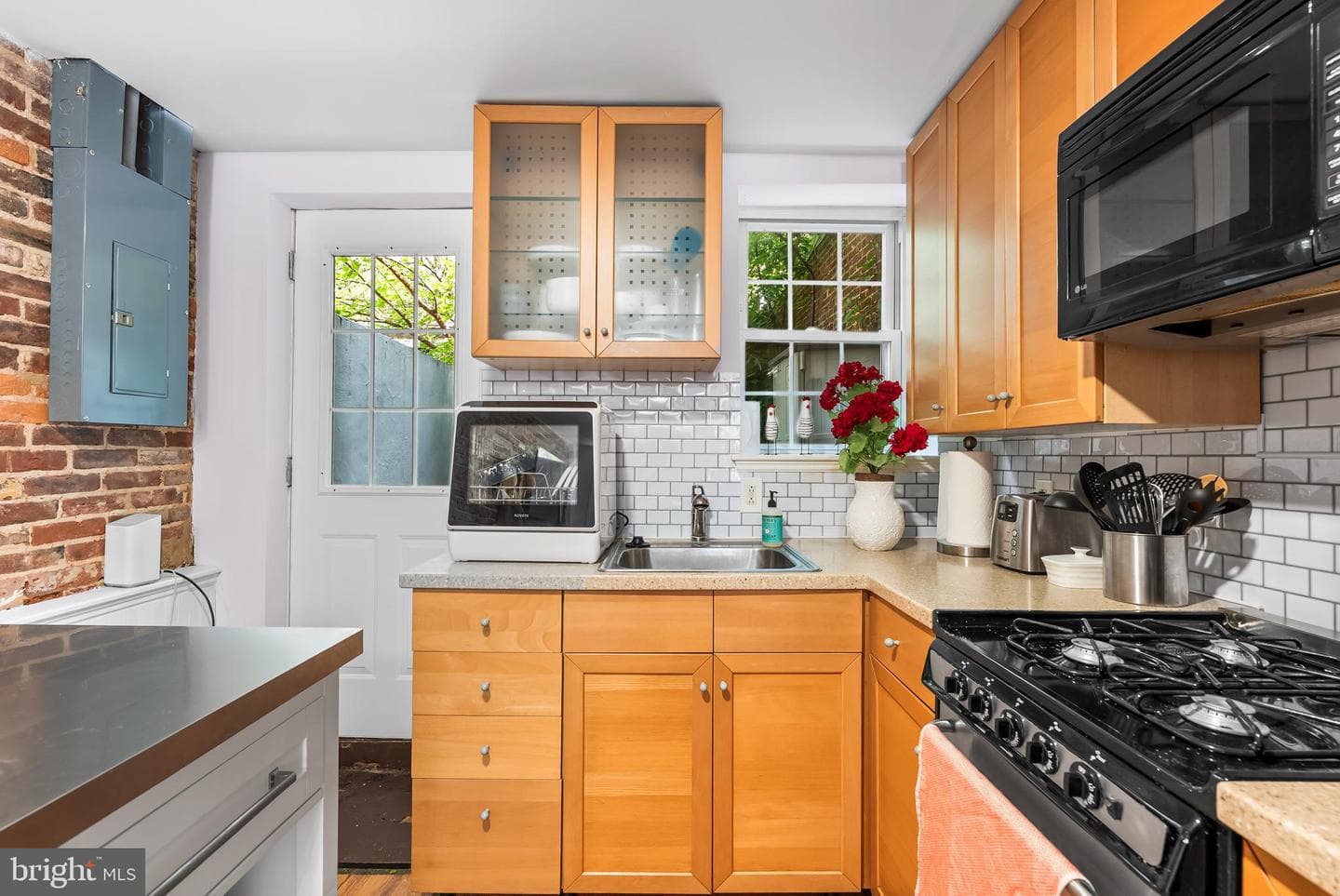 1812 Lancaster Street photo 8