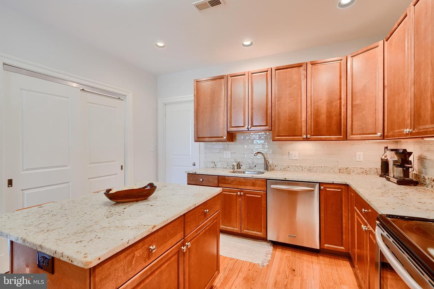 408 Grundy Street photo 22