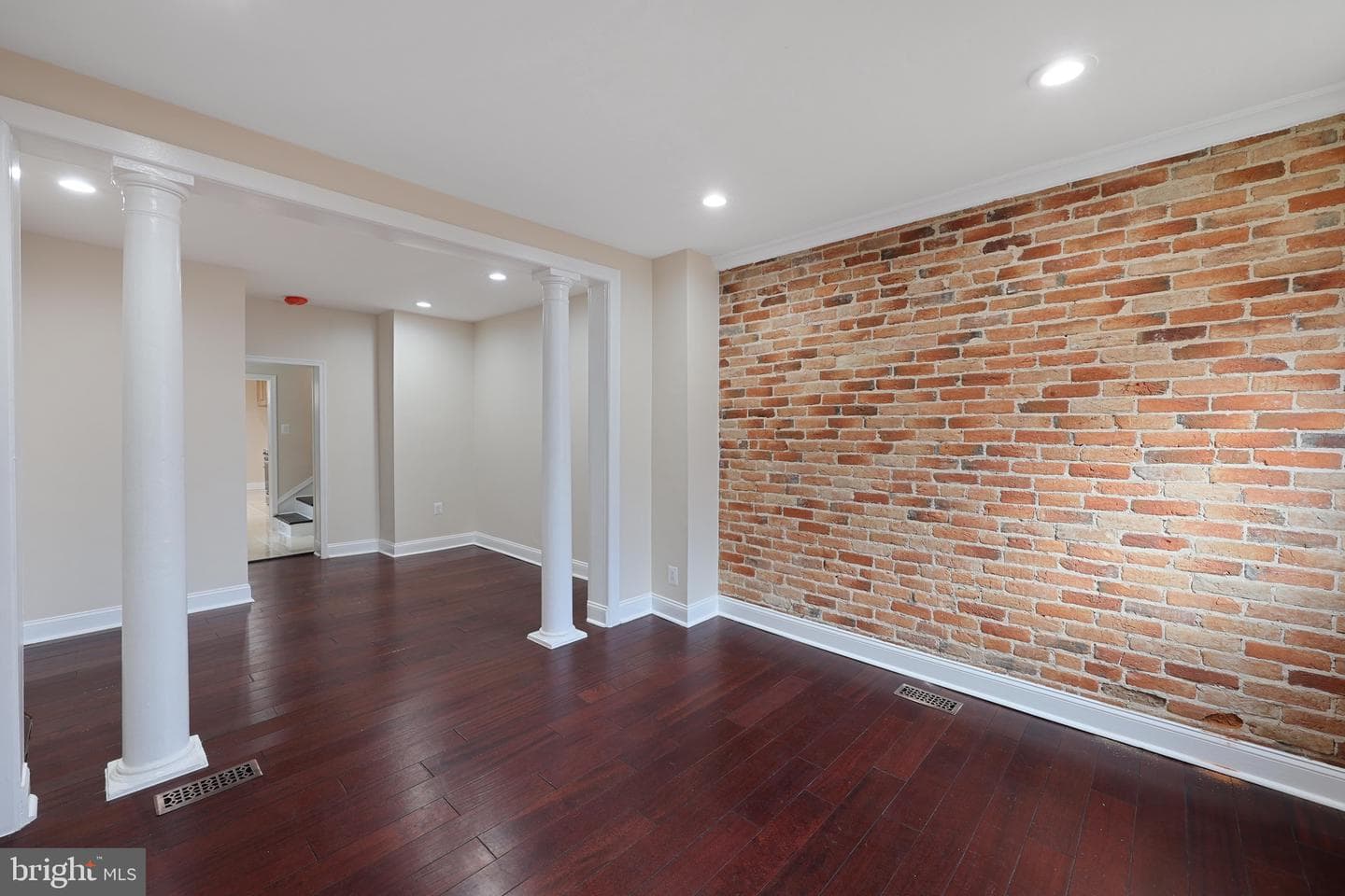 1822 Bank Street photo 7