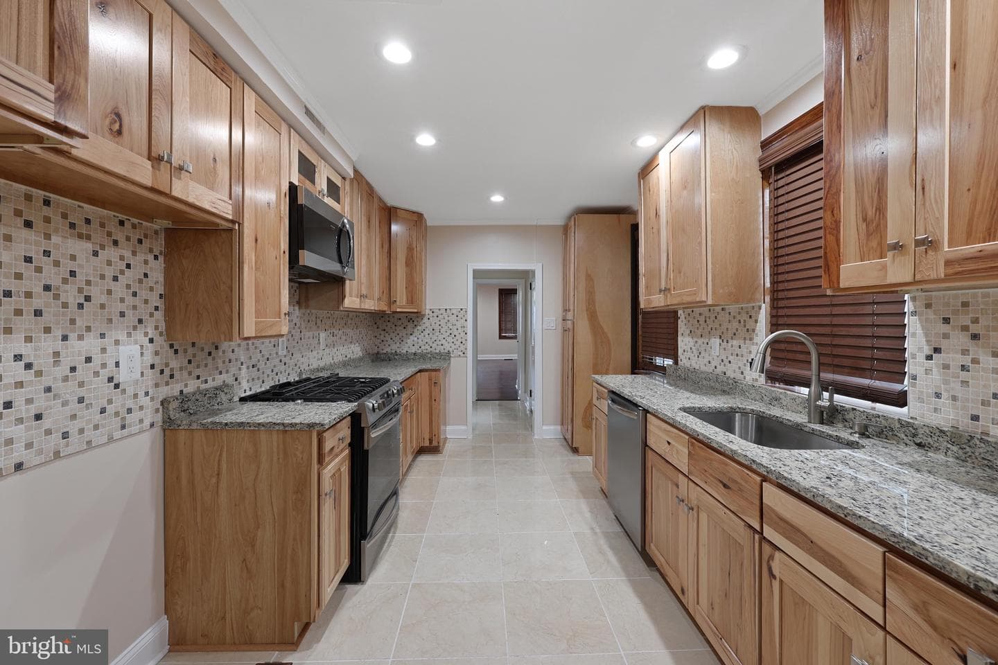 1822 Bank Street photo 9