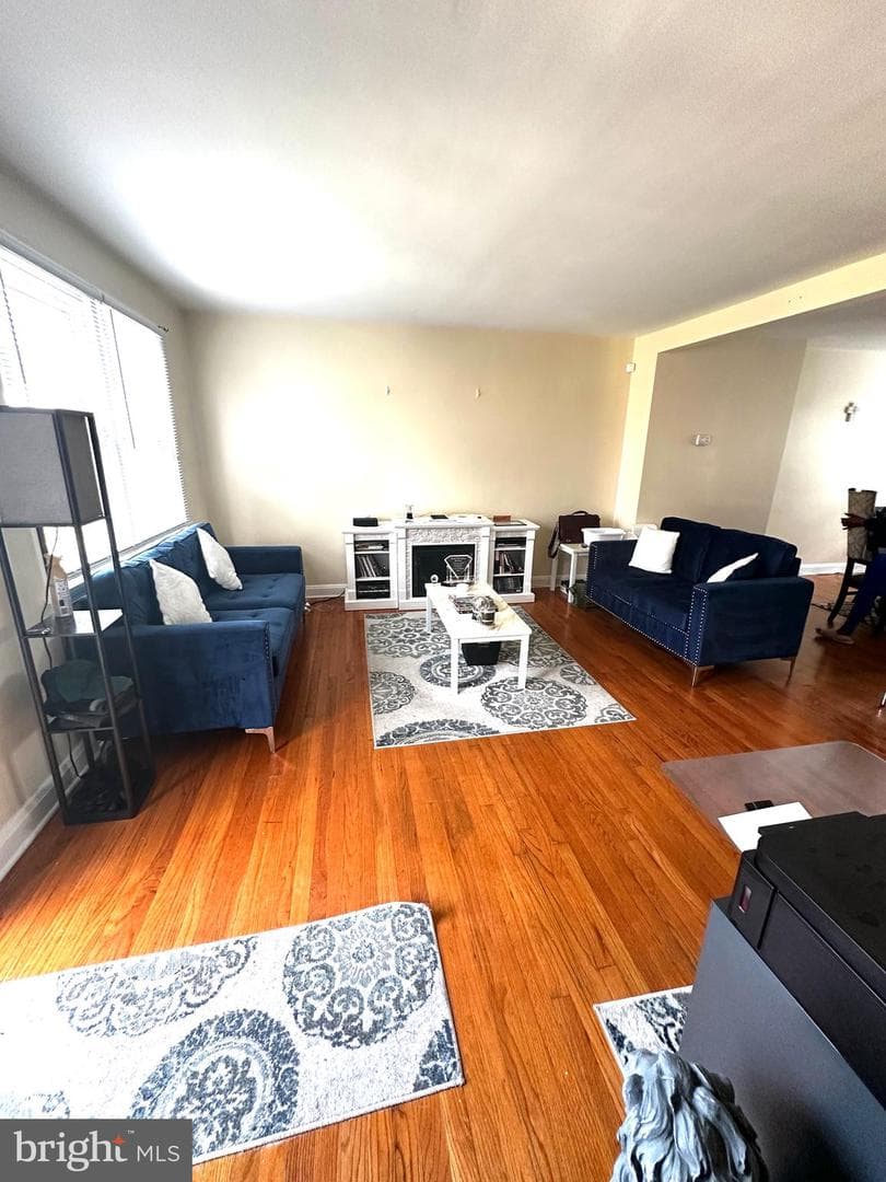 912 Evesham Avenue photo 4