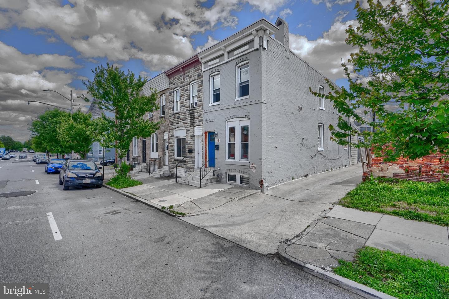 2213 E Madison Street photo 2