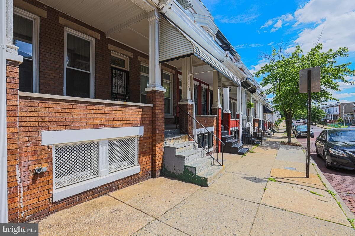 1721 Ruxton Avenue photo 2