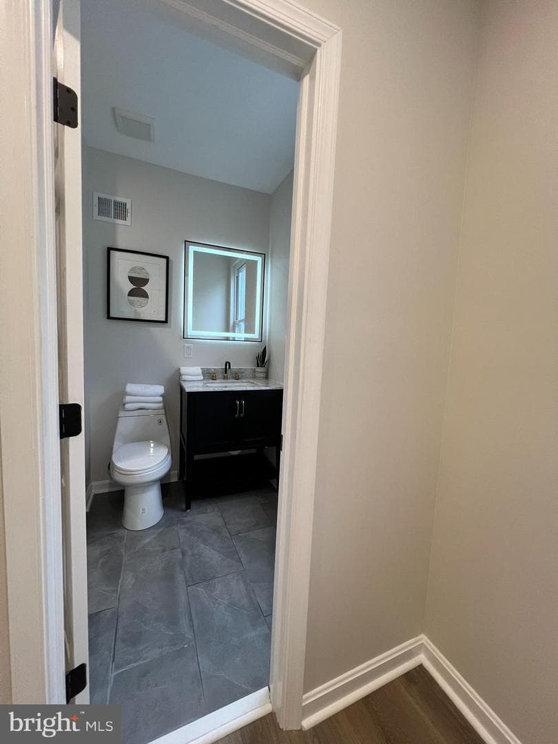 2113 N Longwood Street photo 24