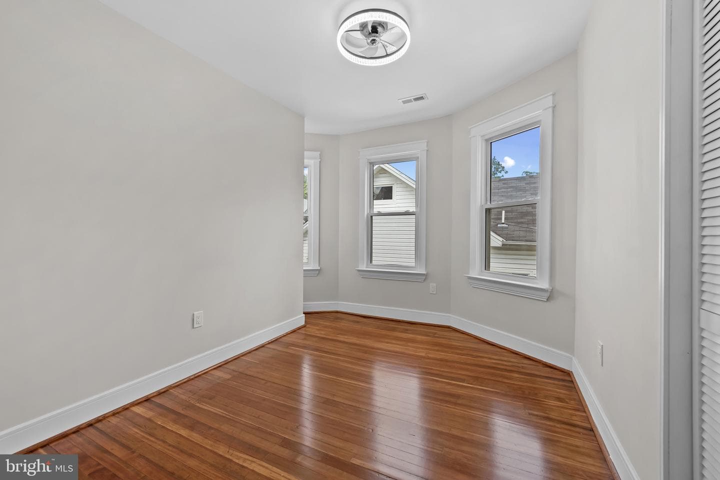 529 Rossiter Avenue photo 26