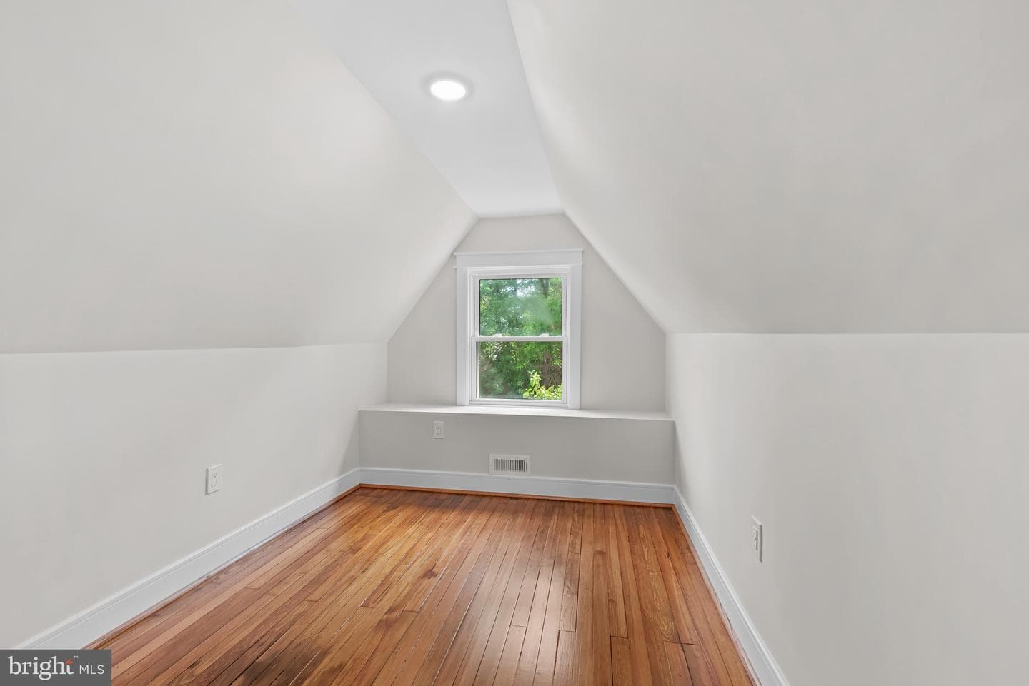 529 Rossiter Avenue photo 33