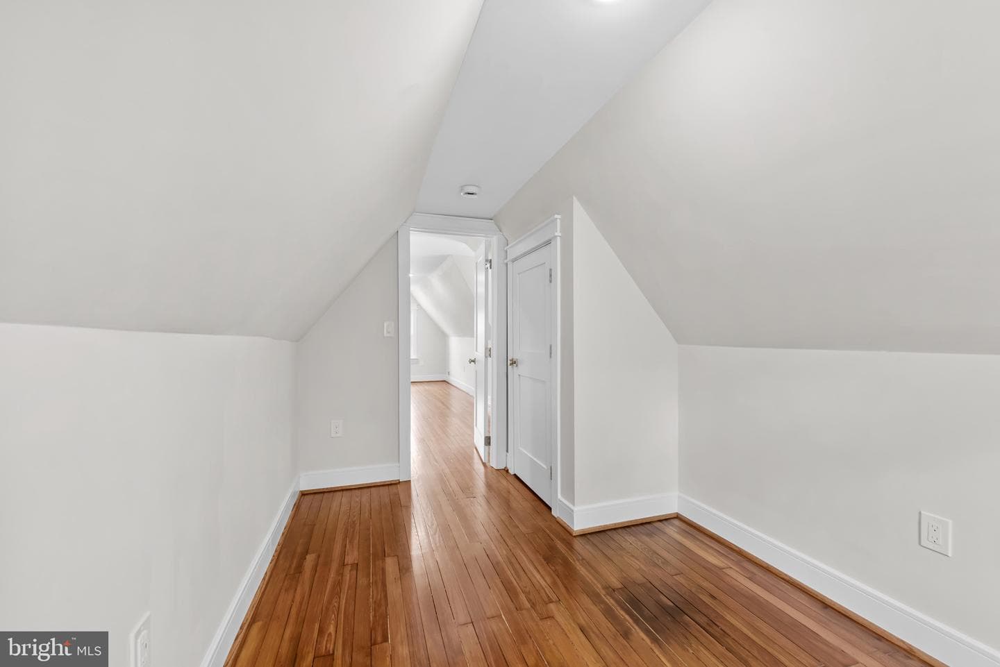 529 Rossiter Avenue photo 37