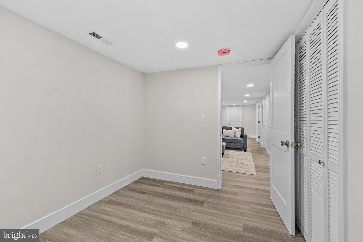 529 Rossiter Avenue photo 43